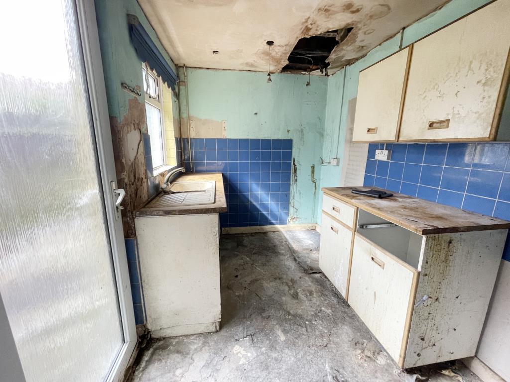 Lot: 120 - TERRACED HOUSE FOR IMPROVEMENT - inside image of kitchen
